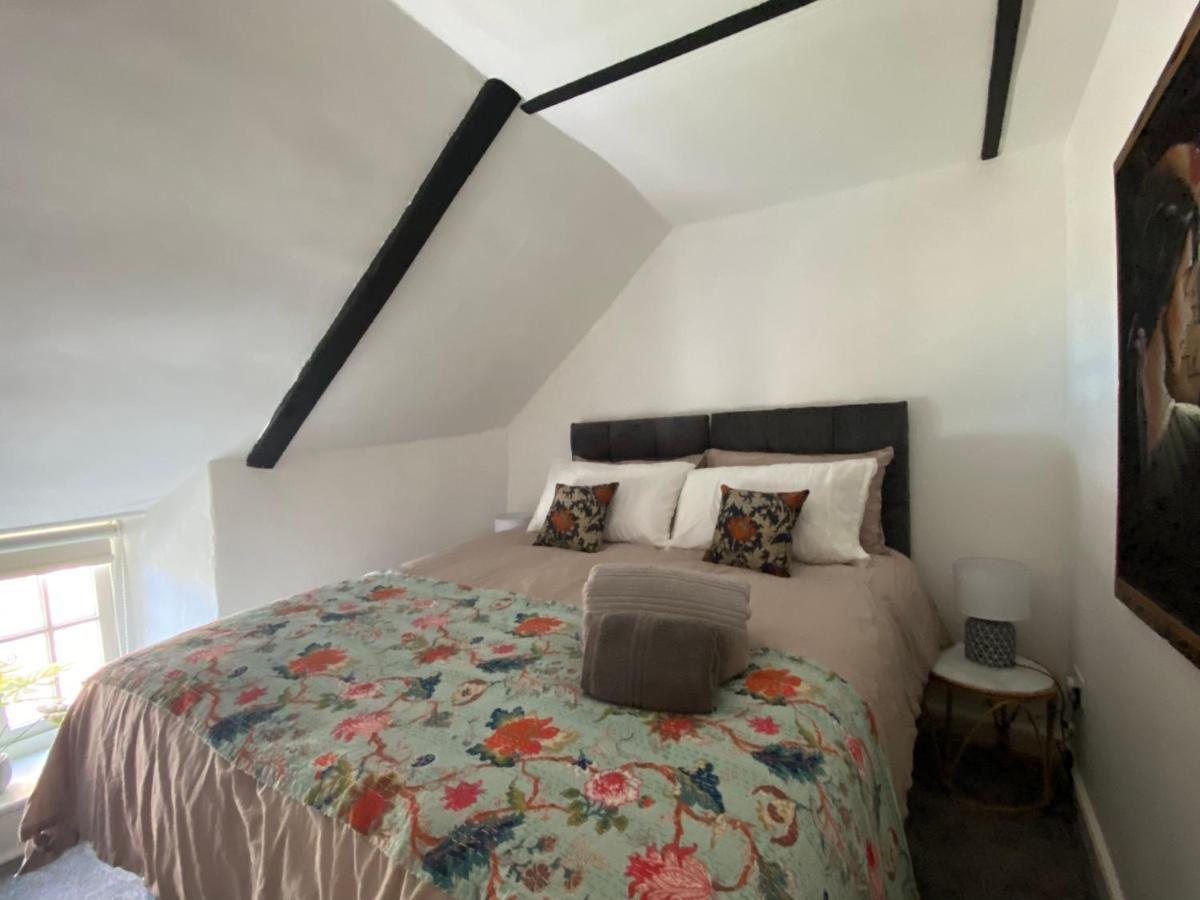 The Nook- A Rustic In A Beautiful Village. Casa de Férias